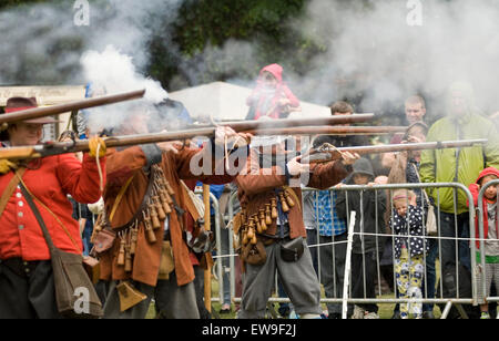 Peterborough 20. Juni 2015: Über 300 kostümierten Reenactor vom ganzen Land verwandelt das Gelände der Kathedrale eine historische Spektakel, in Kostümen von Ritter zu Pferd, groß Krieg und der zweite Weltkrieg Flieger. Bildnachweis: Clifford Norton/Alamy Live-Nachrichten Stockfoto