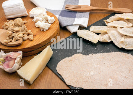 alle Zutaten benötigt, um Raviolli Kochen Stockfoto