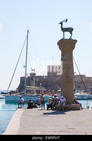 Rhodos, Griechenland - 12. Juni 2015: Bronze-Hirsch-Statue und Fort St. Nikolaus am Hafen der Stadt Rhodos, Griechenland. Stockfoto