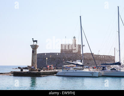 Rhodos, Griechenland - 12. Juni 2015: Fort St. Nikolaus am Hafen der Stadt Rhodos, Griechenland. Stockfoto