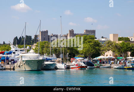 Rhodos, Griechenland - 12. Juni 2015: Hafen und Palast der Großmeister der Ritter von Rhodos, Griechenland. Stockfoto