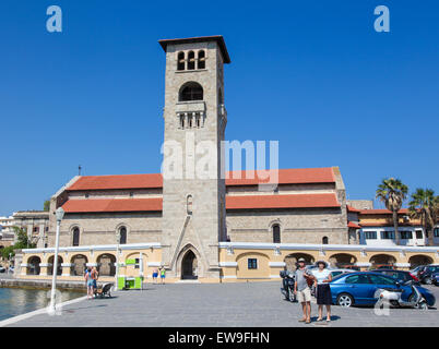 Rhodos, Griechenland - 12. Juni 2015: Evangelismos Kirche am Mandraki-Hafen in Rhodos, Griechenland. Stockfoto