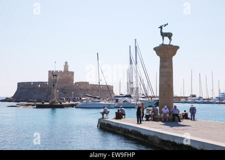 Rhodos, Griechenland - 12. Juni 2015: Bronze-Hirsch-Statue und Fort St. Nikolaus am Mandraki Hafen der Stadt Rhodos, Griechenland Stockfoto