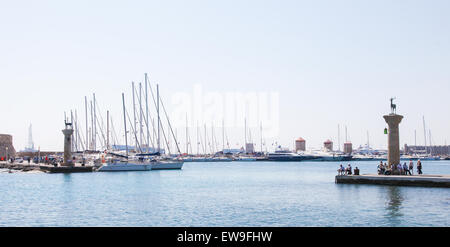 Rhodos, Griechenland - 12. Juni 2015: Der Hafen der Stadt Rhodos, Griechenland. Stockfoto