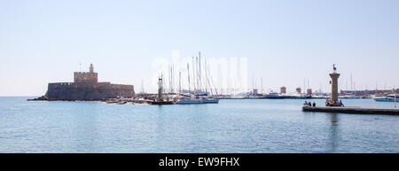 Rhodos, Griechenland - 12. Juni 2015: Fort St. Nikolaus am Hafen der Stadt Rhodos, Griechenland. Stockfoto