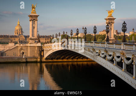 Morgendämmerung über der seine, Pont Alexandre III und Hotel des Invalides, Paris, Frankreich Stockfoto