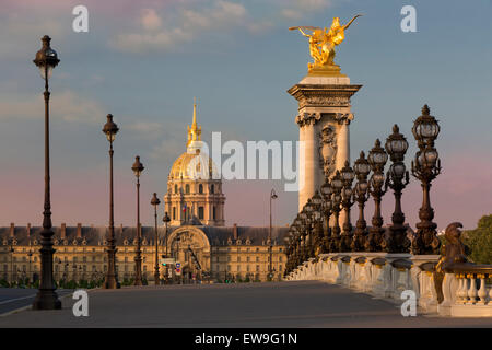 Morgendämmerung entlang der verzierten Pont Alexandre III mit Hotel des Invalides Beyond, Paris, Frankreich Stockfoto