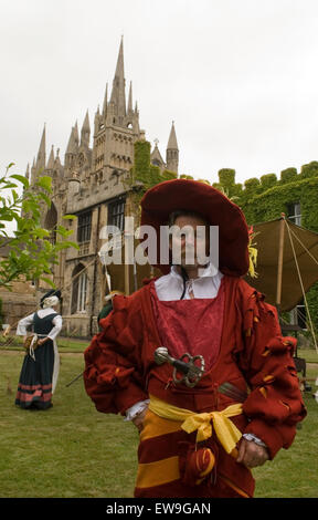 Peterborough 20. Juni 2015: Über 300 kostümierten Reenactor vom ganzen Land verwandelt das Gelände der Kathedrale eine historische Spektakel, in Kostümen von Ritter zu Pferd, groß Krieg und der zweite Weltkrieg Flieger. Bildnachweis: Clifford Norton/Alamy Live-Nachrichten Stockfoto