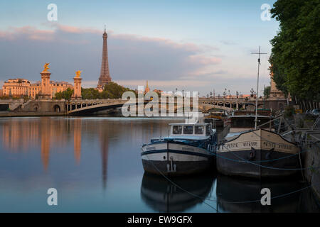 Morgendämmerung über Flussschiffen, Pont Alexandre III, Eiffelturm und Seine, Paris, Frankreich Stockfoto