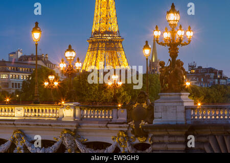 Dämmerung über Lichter der Pont Alexandre III mit Eiffelturm über Paris, Ile de France, Frankreich Stockfoto