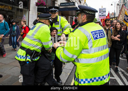 London, UK. 20. Juni 2015. Polizei verhaftet einen Mann wie Tausende gegen Sparmaßnahmen marschieren. London, UK.   20. März 2015. Bildnachweis: Redorbital Fotografie/Alamy Live-Nachrichten Stockfoto