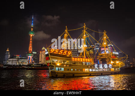 Beleuchtete touristischen Flussboot vor The Oriental Pearl TV Tower und Shanghai World Financial Center, der Bund, Shanghai Stockfoto