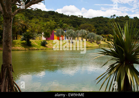 Inhotim, zeitgenössische Kunst, Brumhadinho, Minas Gerais, Brasilien, Invencao da Cor, Penetravel magisches Quadrat #5, Helio Oiticica Stockfoto