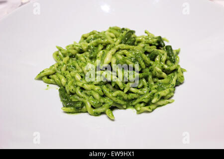 Trofie al Pesto - Nudeln mit Pesto Stockfoto