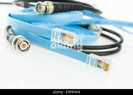zwei flache Kabel RJ45 und alte BNC Koaxial Netzwerk Konsolenkabel Stockfoto