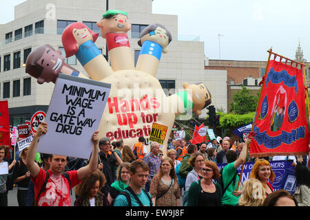 London, UK. 20. Juni 2015. Baldige Fortschritte gegen Sparpolitik März durch die City of London in der Nähe von St. Pauls Cathedral. Bildnachweis: John Gilbey/Alamy Live-Nachrichten Stockfoto