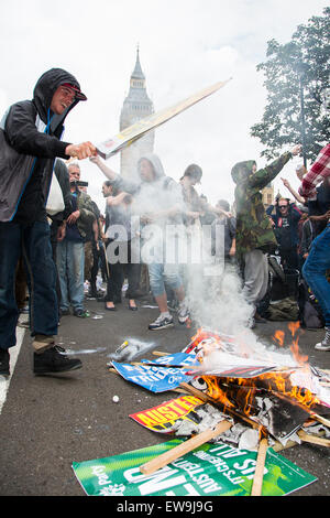London, UK. 20. Juni 2015. Demonstranten verbrennen Plakate in Parliament Square am Ende einen Marsch gegen den Sparkurs.  London, UK.   20. März 2015. Bildnachweis: Redorbital Fotografie/Alamy Live-Nachrichten Stockfoto
