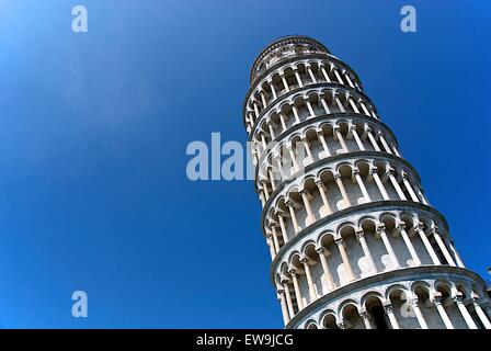 Der schiefe Turm von Pisa gegen einen blauen Himmel. Stockfoto