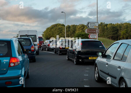 Stonehenge 20. Juni 2015 Gefühl der Energie der Steine von Stonehenge zur Sommersonnenwende Credit: Paul Chambers/Alamy Live News Stockfoto