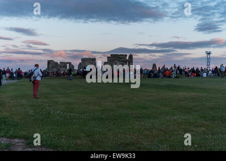 Stonehenge 20. Juni 2015 Gefühl der Energie der Steine von Stonehenge zur Sommersonnenwende Credit: Paul Chambers/Alamy Live News Stockfoto