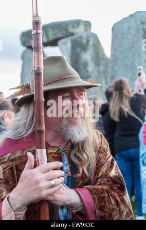 Stonehenge 20. Juni 2015 Gefühl der Energie der Steine von Stonehenge zur Sommersonnenwende Credit: Paul Chambers/Alamy Live News Stockfoto