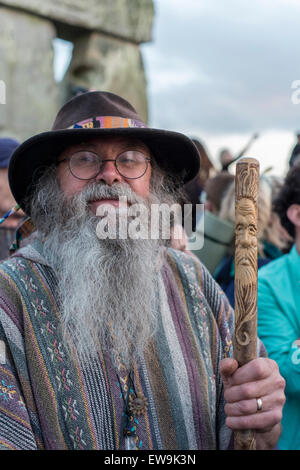 Stonehenge 20. Juni 2015 Gefühl der Energie der Steine von Stonehenge zur Sommersonnenwende Credit: Paul Chambers/Alamy Live News Stockfoto