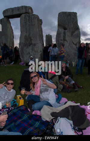 Stonehenge 20. Juni 2015 Gefühl der Energie der Steine von Stonehenge zur Sommersonnenwende Credit: Paul Chambers/Alamy Live News Stockfoto