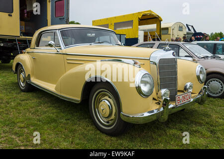 PAAREN IM GLIEN, Deutschland - 23. Mai 2015: Oldtimer Mercedes-Benz 300 s Coupé (W188). Die Oldtimer-Show im MAFZ. Stockfoto