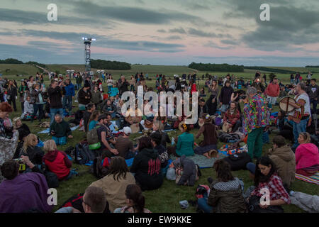 Stonehenge 20. Juni 2015 Gefühl der Energie der Steine von Stonehenge zur Sommersonnenwende Credit: Paul Chambers/Alamy Live News Stockfoto