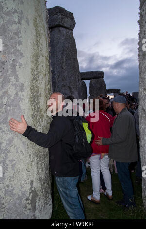 Stonehenge 20. Juni 2015 Gefühl der Energie der Steine von Stonehenge zur Sommersonnenwende Credit: Paul Chambers/Alamy Live News Stockfoto