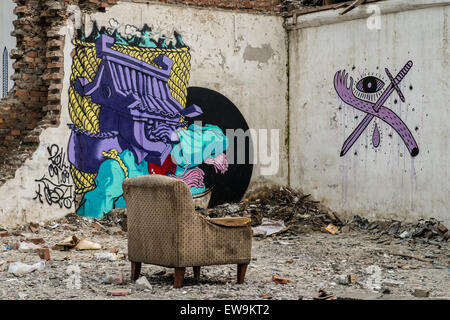 Alten Sessel vor graffiti Stockfoto