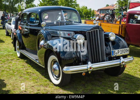 PAAREN IM GLIEN, Deutschland - 23. Mai 2015: Oldtimer Packard Super 8. Die Oldtimer-Show im MAFZ. Stockfoto