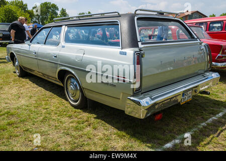 PAAREN IM GLIEN, Deutschland - 23. Mai 2015: Full-Size-Kombi Ford Country Sedan, 1972. Sicht nach hinten. Die Oldtimer-Show im MAFZ. Stockfoto