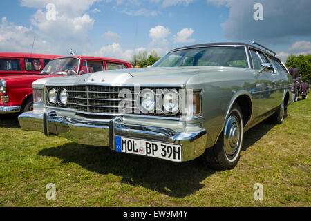 PAAREN IM GLIEN, Deutschland - 23. Mai 2015: Full-Size-Kombi Ford Country Sedan, 1972. Die Oldtimer-Show im MAFZ. Stockfoto