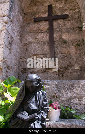 Statue von Mutter Teresa in den Gärten hinter der Kirche des Heiligen Franziskus von Assisi in Alt-Havanna, Kuba. Stockfoto