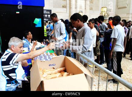 Mailand, Italien. 11. Juni 2015. Von italienischen Wohltätigkeitsorganisationen am Hauptbahnhof von Mailand, Mailand, Italien, 11. Juni 2015 erhalten Flüchtlinge Nahrung und Wasser. Der Bahnhof wird ein Hub für Flüchtlinge, die zu Beginn ihrer Reise quer durch Europa. Das Foto geht mit der Feature-Artikel mit dem Titel "Ich kann nicht sagen, wann ich Eritrea, aber sicherlich mehr als 4 Jahren aufgehört". © Alberto Lingria/Xinhua/Alamy Live-Nachrichten Stockfoto