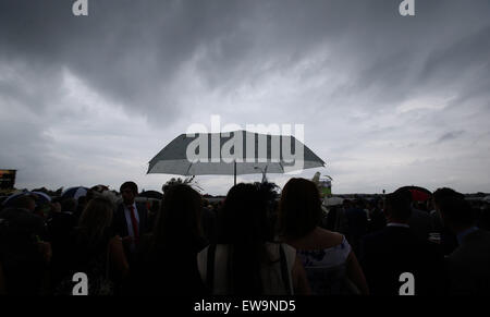 London, UK. 20. Juni 2015. Rennen-Besucher werden am fünften Tag des Royal Ascot auf dem Ascot Racecourse in Ascot, Großbritannien am 20. Juni 2015 gesehen. Bildnachweis: Han Yan/Xinhua/Alamy Live-Nachrichten Stockfoto