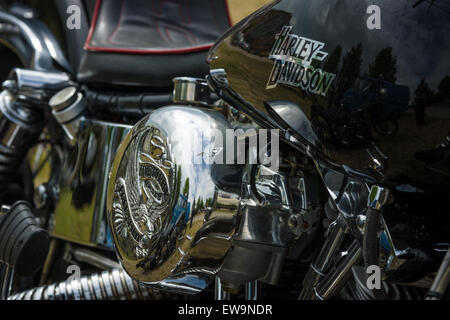 PAAREN IM GLIEN, Deutschland - 23. Mai 2015: Fragment einer Motorrad Harley-Davidson-Nahaufnahme. Die Oldtimer-Show im MAFZ. Stockfoto