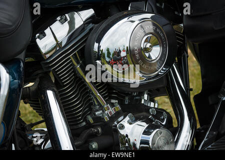 PAAREN IM GLIEN, Deutschland - 23. Mai 2015: Fragment einer Motorrad Harley-Davidson-Nahaufnahme. Die Oldtimer-Show im MAFZ. Stockfoto