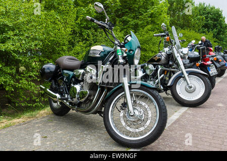 Motorräder Triumph Thunderbird (im Vordergrund) und Harley-Davidson Fat Boy (im Hintergrund). Die Oldtimer-Show im MAFZ. Stockfoto