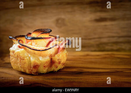 Rose geformten Apfel Dessert auf hölzernen Hintergrund Stockfoto