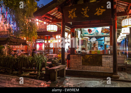 Menschen Essen im chinesischen Restaurant draußen in der Nacht Stockfoto