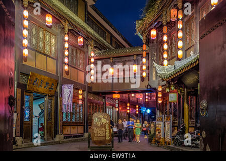 Chinesische Laternen beleuchten eine Straße mit traditionellen chinesischen Restaurants in Chengdu, China Stockfoto