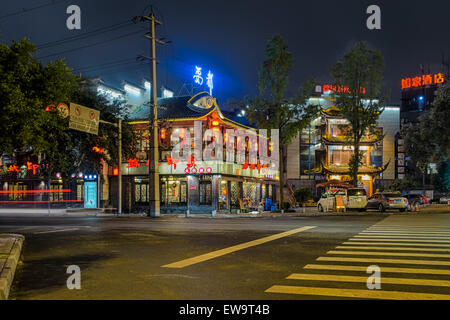 Restaurant, nachts beleuchtet Stockfoto