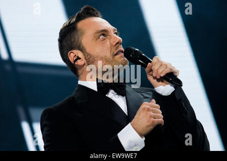 Turin, Italien. 20. Juni 2015. Italienische Sänger Tiziano Ferro, in großer Eleganz seinen Smoking mit schwarzer Fliege, tritt in voller Energie und Charme auf der "The Stadion Tour 2015". Bildnachweis: Elena Aquila/Pacific Press/Alamy Live-Nachrichten Stockfoto