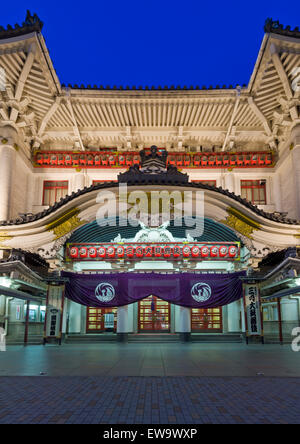 Frontale Abend Schuss von Kabukiza-Kabuki-Theater in Ginza, Tokio. Vor 2010. Stockfoto