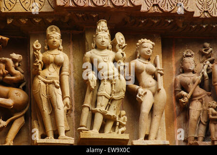 Alten schnitzenden Arbeit Kunstskulpturen auf Khajuraho Tempel UNESCO World Heritage site Madhya Pradesh, Indien Stockfoto