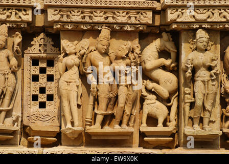 Romantik und Liebe historische Kama Sutra Statue Kunst in Khajuraho Tempel Wände in Madhya Pradesh, Indien Stockfoto