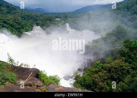 Athirappally Wasserfälle Kerala Indien Athirappilly verliebt sich in Monsun mächtige Wasser fließt durch Western Ghats Wald Stockfoto