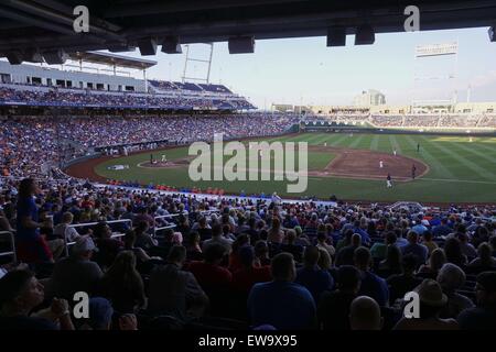 Omaha, Nebraska, USA. 20. Juni 2015. Das Publikum sieht während des College World Series-Spiels zwischen Florida und Virginia im TD Ameritrade Park in Omaha, Nebraska auf 20. Juni 2015. Bildnachweis: Mark Kuhlmann/ZUMA Wire/ZUMAPRESS.com/Alamy Live-Nachrichten Stockfoto